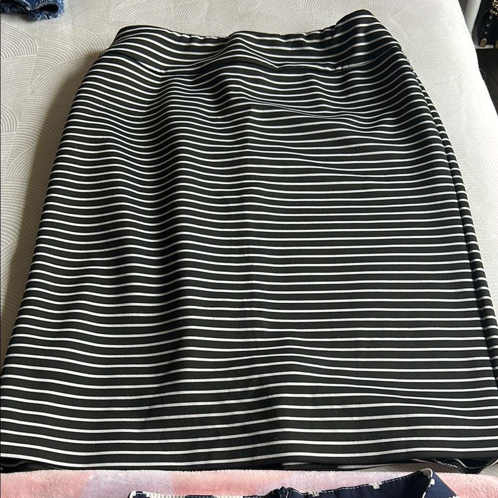 Black and White Knee-Length Ribbed Pencil Skirt